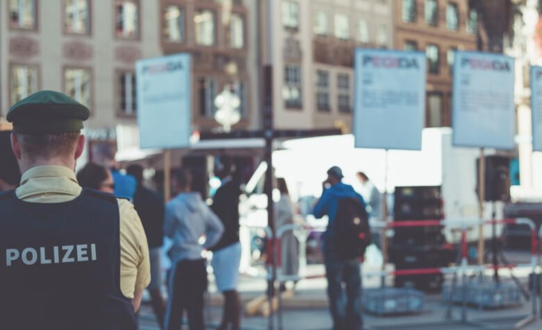 Messerangriff in Bayern fordert zwei Todesopfer und Verdächtigen festgenommen