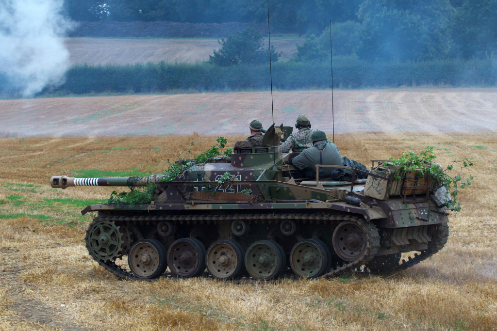 Getarnter Militärpanzer im Feld