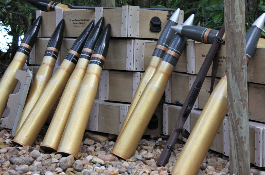Große Artilleriegeschosse gestapelt