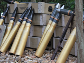 Große Artilleriegeschosse gestapelt