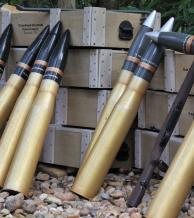 Große Artilleriegeschosse gestapelt