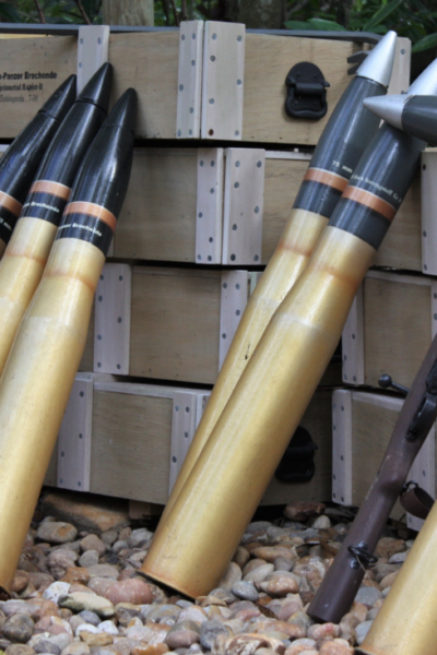 Große Artilleriegeschosse gestapelt