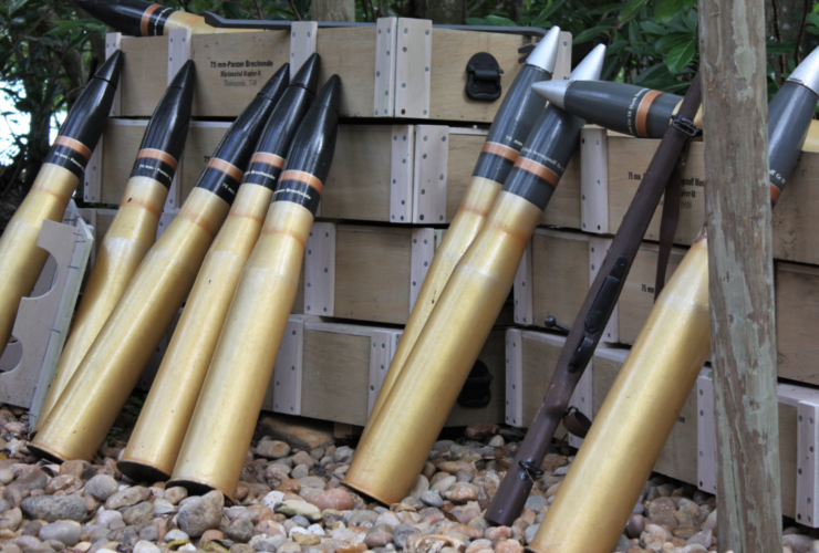 Große Artilleriegeschosse gestapelt