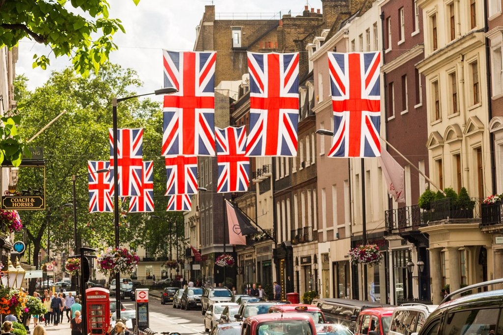 Union-Jack-Flaggen in Londoner Straßen.