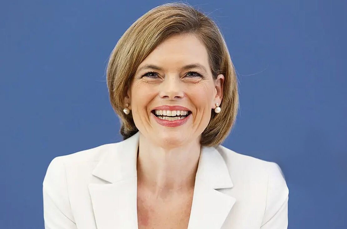 Lächelnde Frau in Weiß