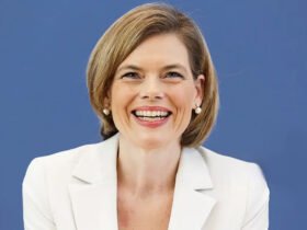 Lächelnde Frau in Weiß