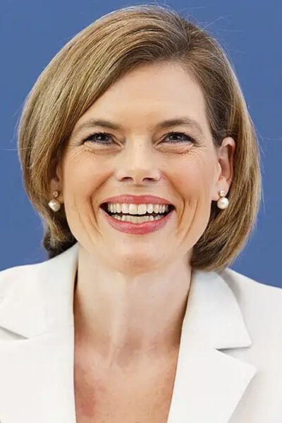 Lächelnde Frau in Weiß