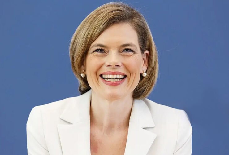 Lächelnde Frau in Weiß