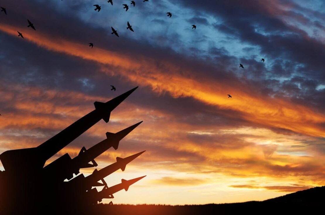 Raketensilhouette im Sonnenuntergang.