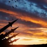 Raketensilhouette im Sonnenuntergang.