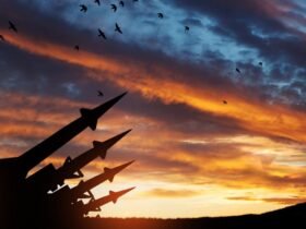 Raketensilhouette im Sonnenuntergang.