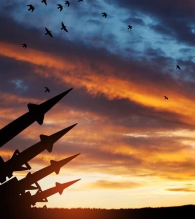 Raketensilhouette im Sonnenuntergang.