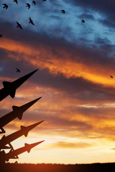 Raketensilhouette im Sonnenuntergang.