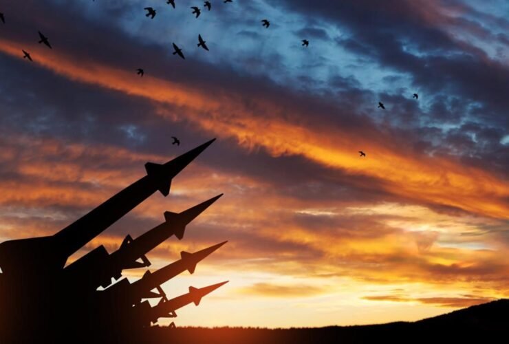 Raketensilhouette im Sonnenuntergang.