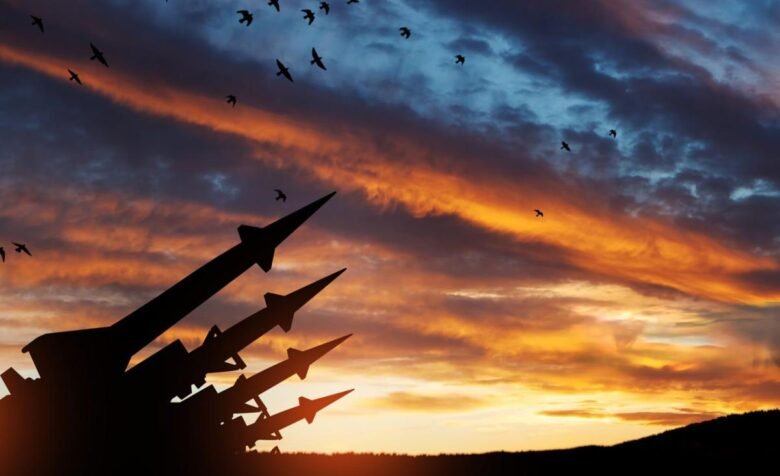 Raketensilhouette im Sonnenuntergang.