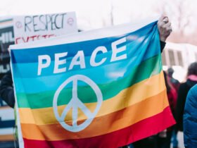 Regenbogenfahne für Friedensproteste