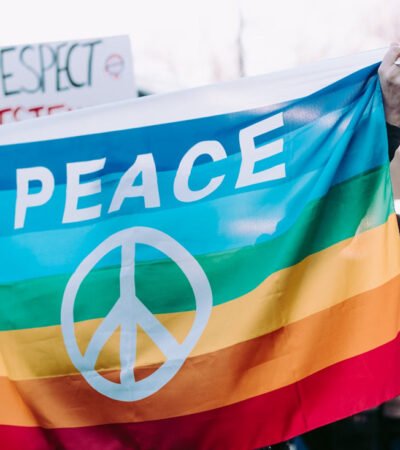 Regenbogenfahne für Friedensproteste