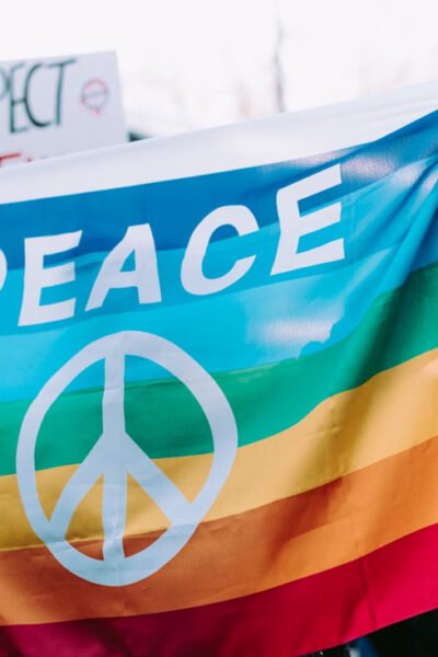 Regenbogenfahne für Friedensproteste