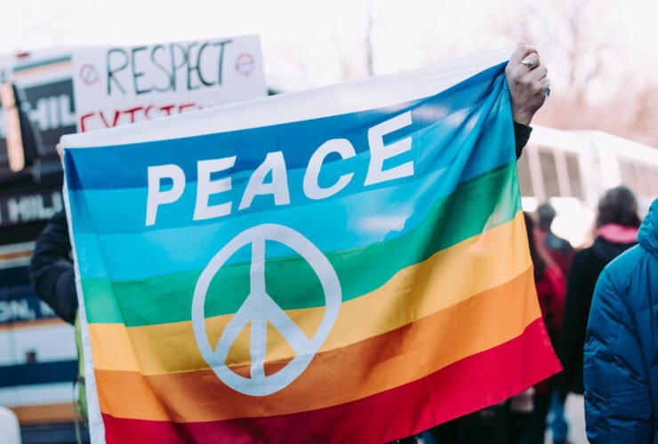 Regenbogenfahne für Friedensproteste