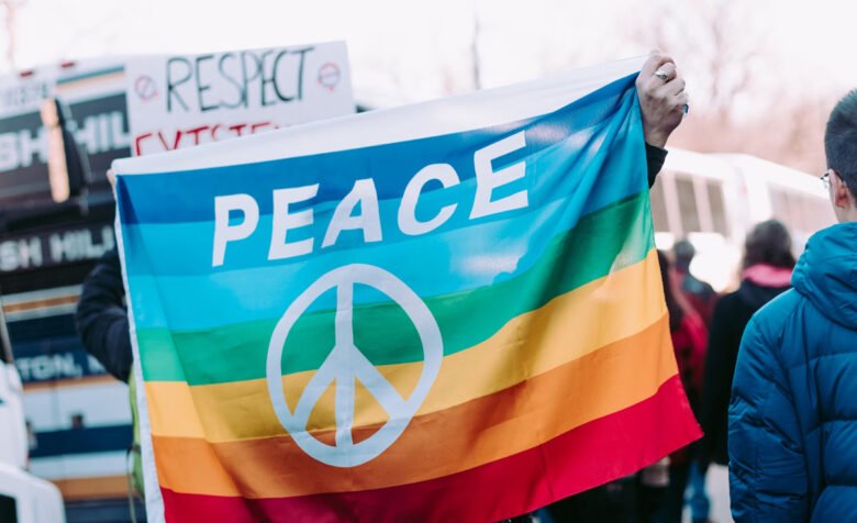 Regenbogenfahne für Friedensproteste