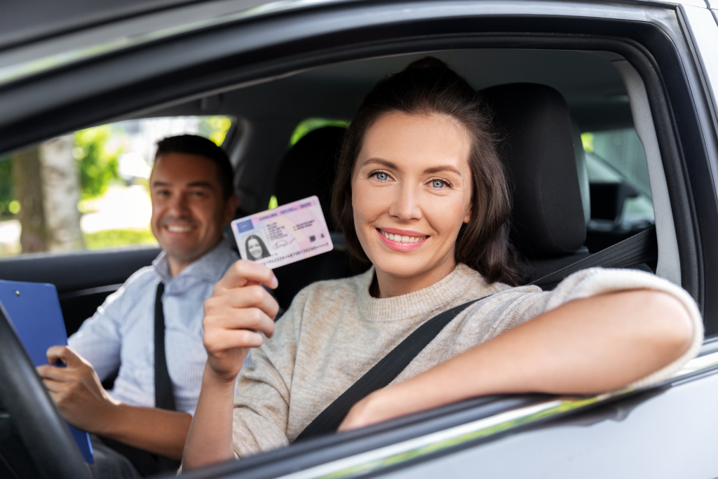 Frau mit Führerschein