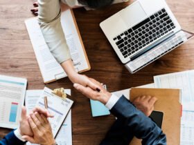 Geschäftshandschlag über Kopf