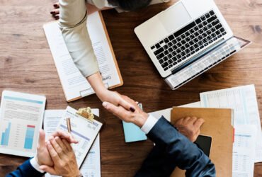 Geschäftshandschlag über Kopf