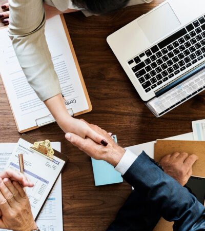 Geschäftshandschlag über Kopf