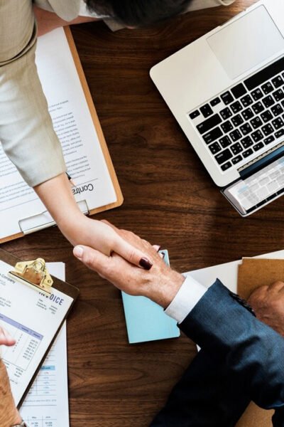 Geschäftshandschlag über Kopf