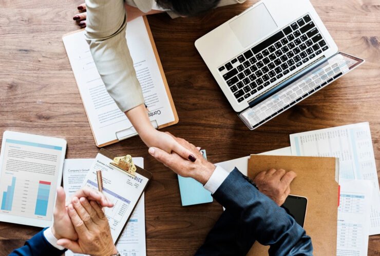 Geschäftshandschlag über Kopf