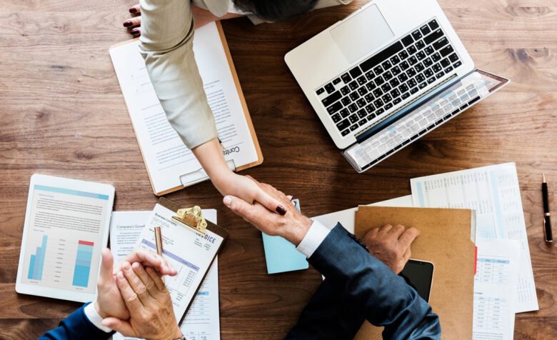 Geschäftshandschlag über Kopf