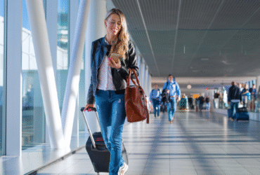 Frau am Flughafen