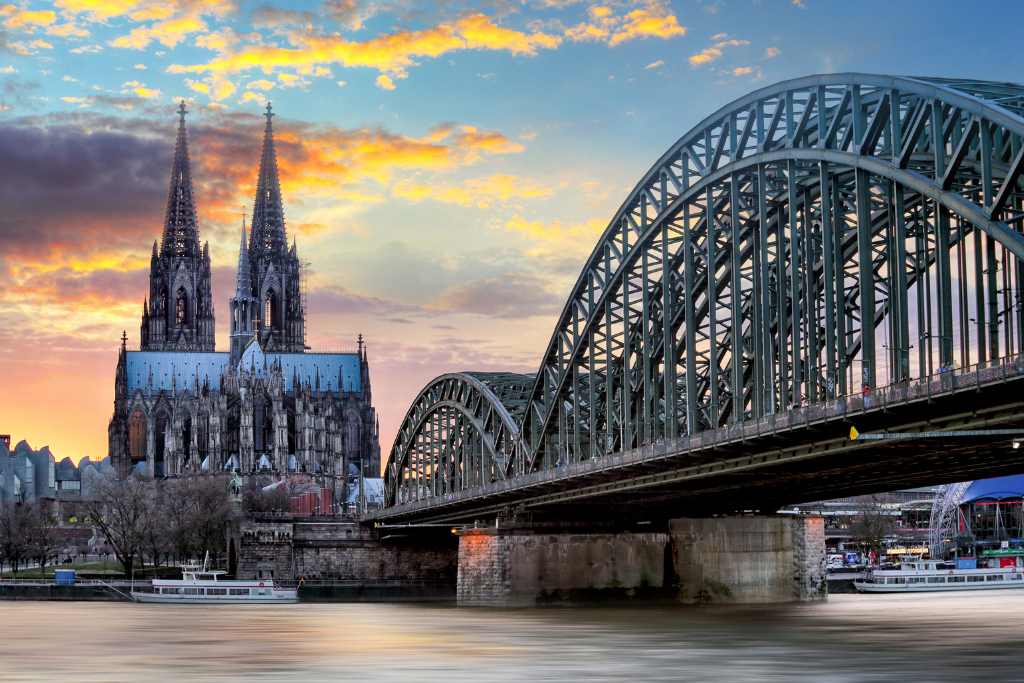 Bauaufzüge bei Sonnenuntergang