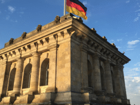 Bild-Alternativ-Tag: Deutsches Flaggengebäude