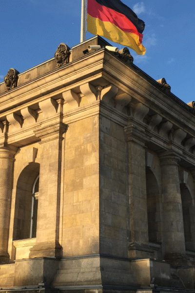 Bild-Alternativ-Tag: Deutsches Flaggengebäude