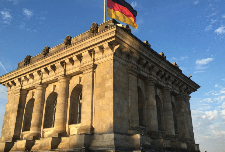 Bild-Alternativ-Tag: Deutsches Flaggengebäude