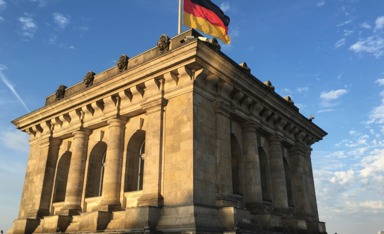 Bild-Alternativ-Tag: Deutsches Flaggengebäude