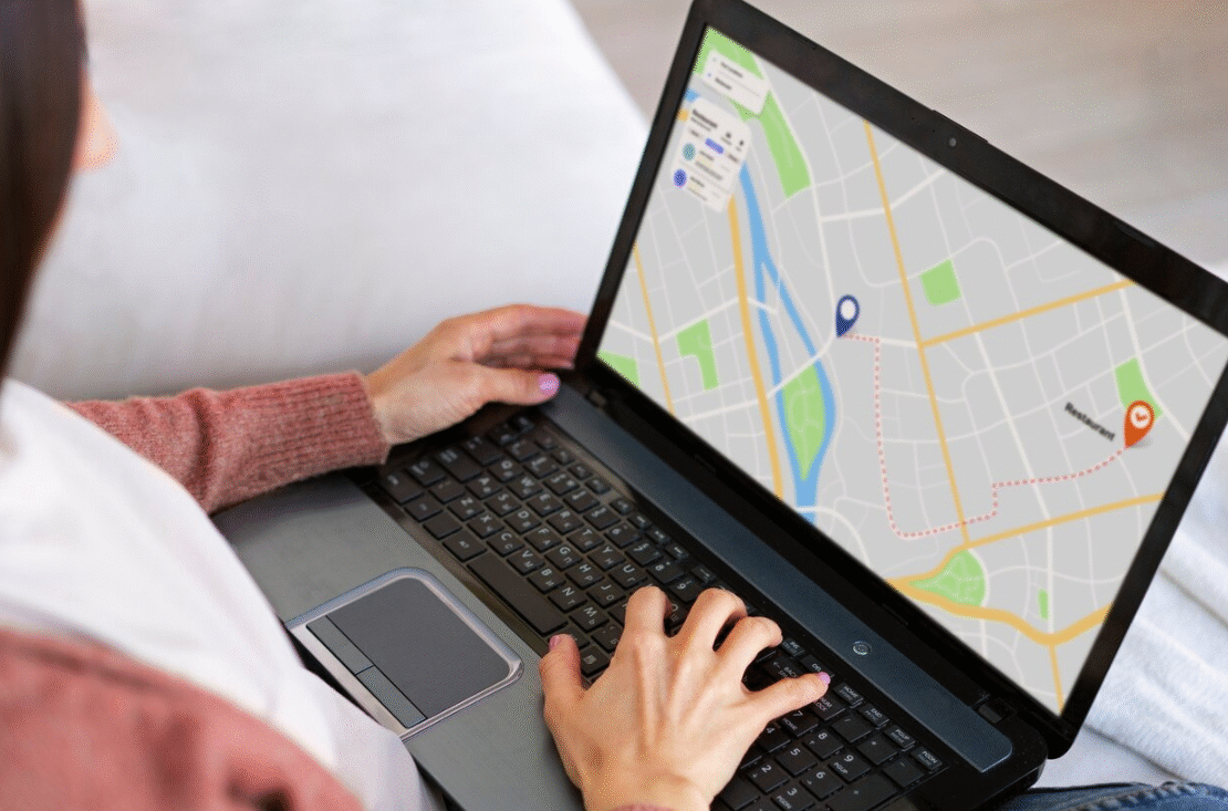 Navigation auf einer Laptop-Karte