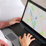 Navigation auf einer Laptop-Karte