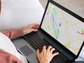 Navigation auf einer Laptop-Karte