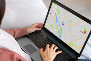 Navigation auf einer Laptop-Karte