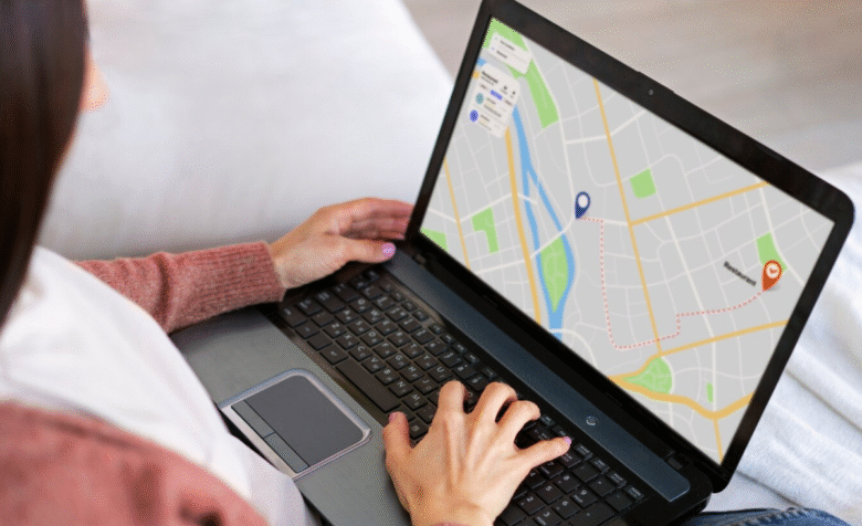 Navigation auf einer Laptop-Karte