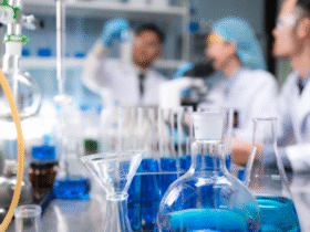 Bild-Alternativ-Tag: Wissenschaftler im Labor