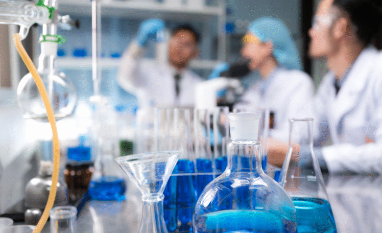 Bild-Alternativ-Tag: Wissenschaftler im Labor